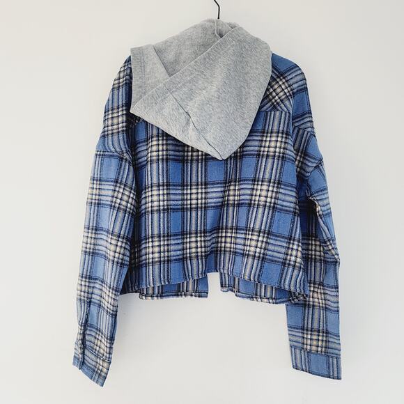 Boutique Blue & Gray Plaid Cropped Hooded Jacket Shacket Button Down Size Medium - Picture 3 of 4